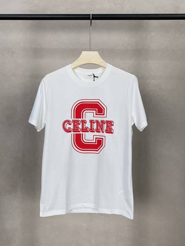 Celine 24Ss新品3D红色字母印花logo棉质平纹针织短袖t恤 结合精良设计令休闲经典单品更显精致 经典图标演绎品牌辨识度 极简风格设计中透露出高级百搭