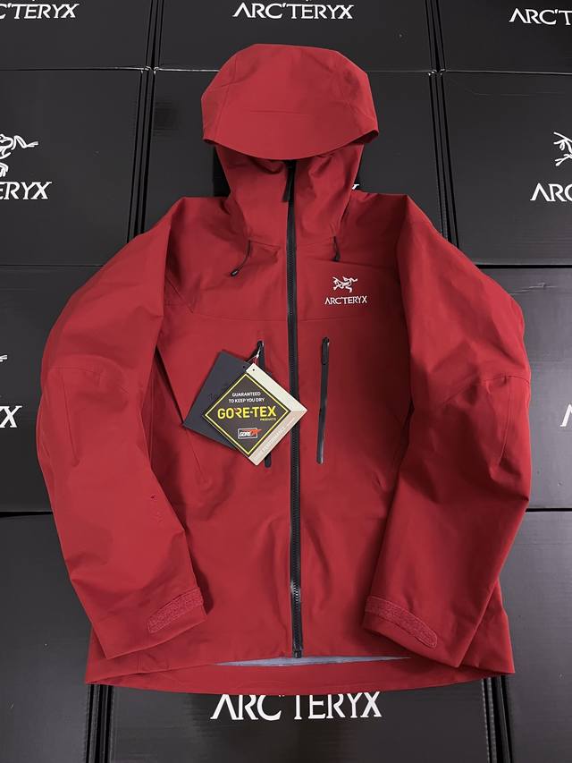 顶级版本arcteryx始祖鸟 Alpha系列 Sv 第7代 Gore-Tex Pro 刺绣logo图案休闲运动连帽拉链硬壳冲锋衣滑雪服波尔多红 货号 X000