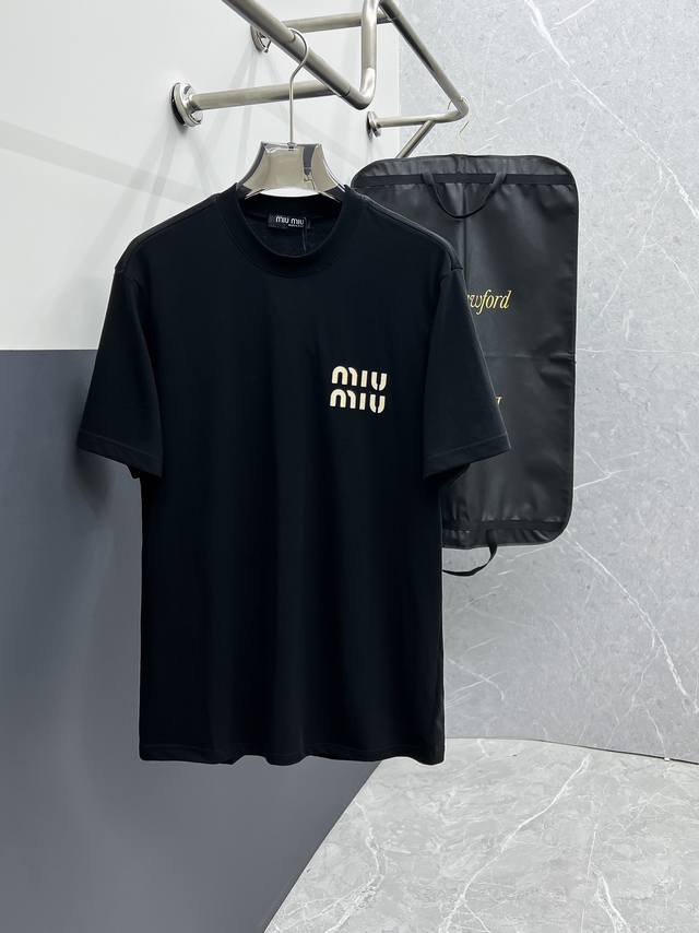 Miumiu 素色基础款短袖 百分百纯棉面料 质感布料的同时兼顾了柔软的触感 剪裁设计真的很巧妙 胸前经典绒面logo 早春的时髦 简约大气 M-3 X