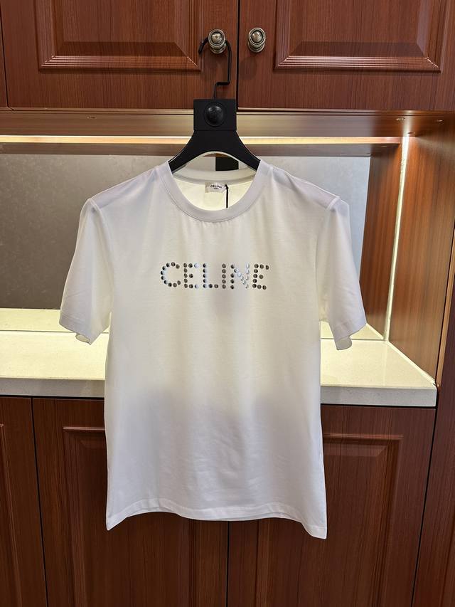 Chline 赛琳 2024年专柜同款同步上新圆领t恤 采用客供双丝光面料 胸前品牌字母图案采用高温烫钉珠构成图案彰显品牌特征 与zp一致不是小厂能复刻的 工艺
