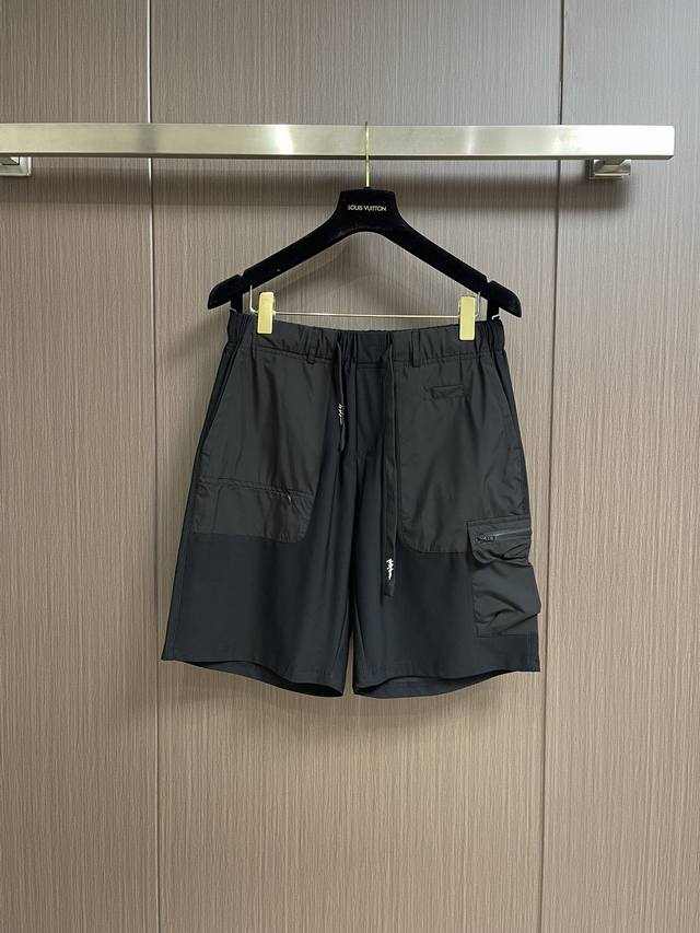 Y3 高街休闲五分裤 立体剪裁运动短裤 其实对于y-3来说 暗黑是他们最主要的设计元素之一 也是其招牌性的系列 对于暗黑风可谓得心应手 但是近年来暗黑系列越来越