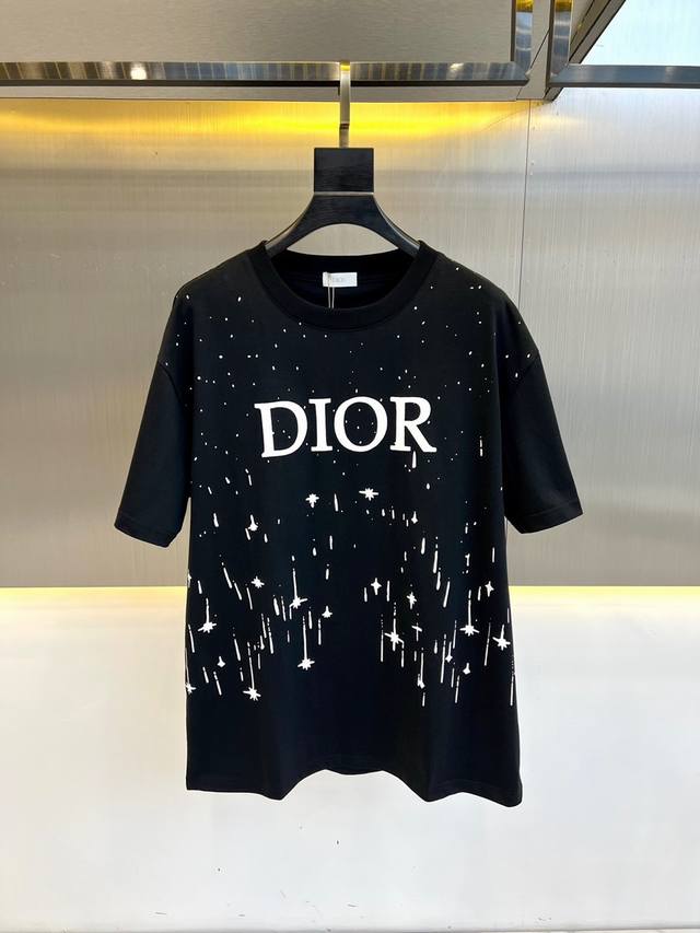 Dior迪奥 2024春夏全新系列单品上线 非常时髦前卫的一款男女同款短袖t恤 醒目的logo图案发泡工艺印花修饰 区别于以往的不同 宣示品牌传承多年的设计理念