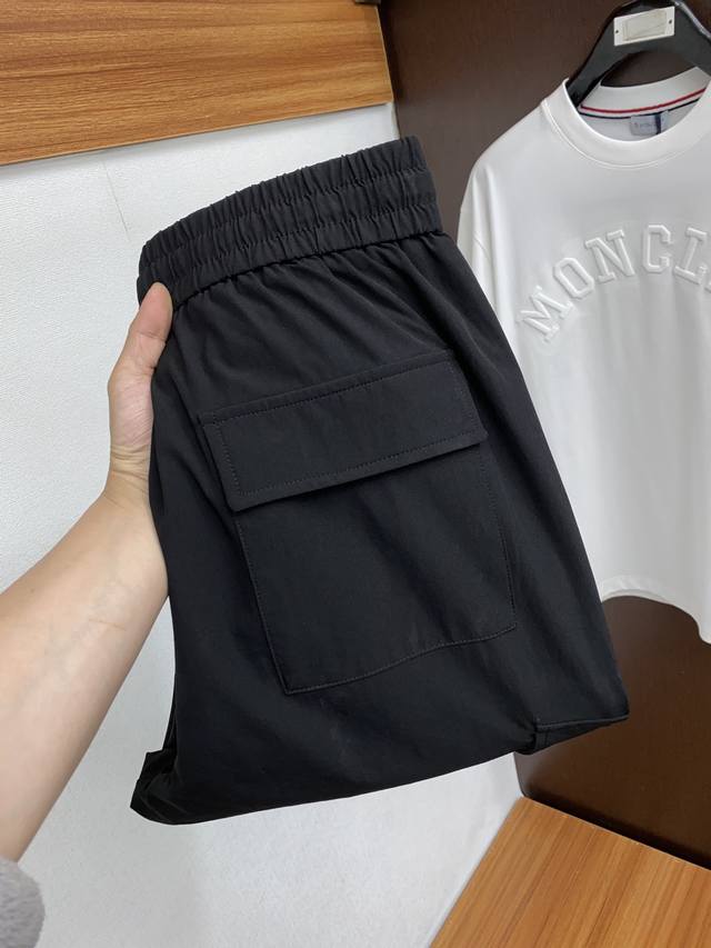 蒙口 2024最新直筒休闲裤 高定制面料成份: 88%锦纶 12%氨纶 原版设计 不仅原料是天然的植物纤维 并且在加工过程中也没有任何化学反应 因此对环境和身体