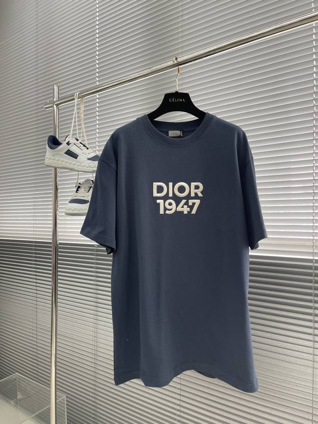 Dio 2024Ss春季男装系列新品t恤，胸前展示 Dio 1947 标志刺绣，向 Dio 承传以及这一具有历史意义的年份致敬。采用白色棉质平纹针织精心制作，配