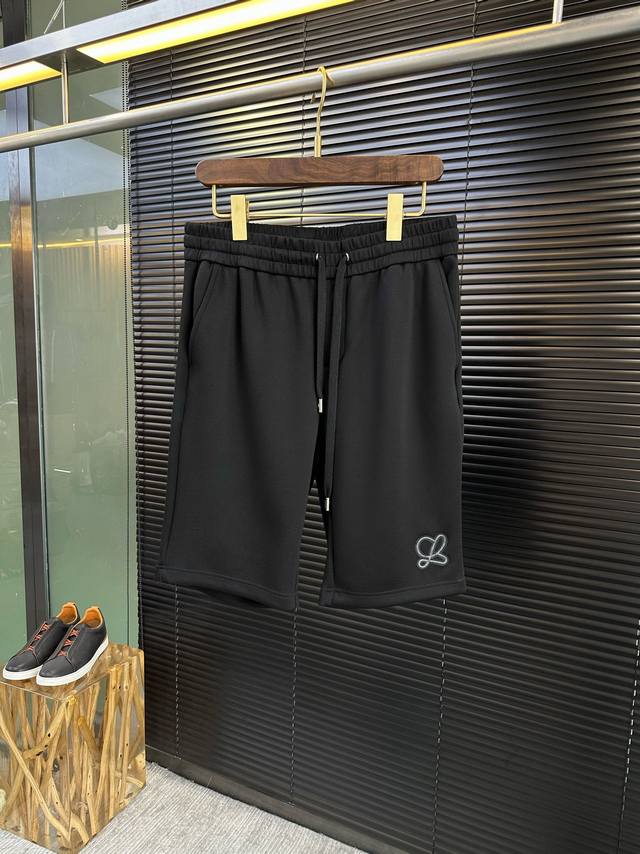 Leo&罗意薇2024Ss新款休闲运动短裤。柜子最新款。采用定制65%莫代尔20%空气层纤维15%人棉混纺面料，立挺有型，自带请清凉感，抗皱吸汗速干，上身舒适；