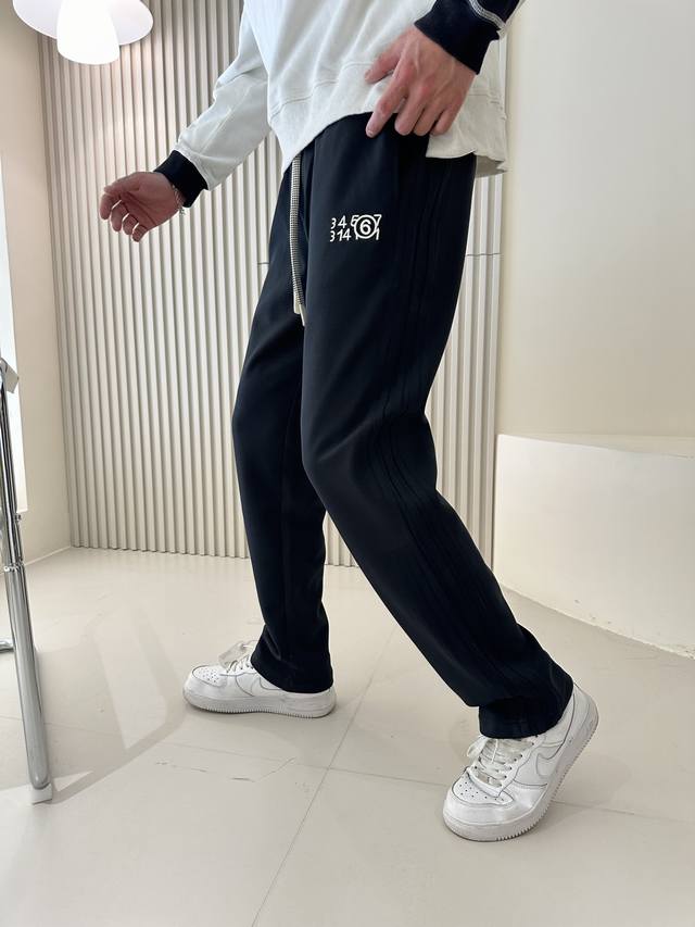 马吉拉 2024早春新款休闲裤！官网同步发售。品牌经典logo休闲裤 ，定制面料，舒适度极好，手触感强烈。辨识度极高，完美品相工艺。 尺码：M-3Xl