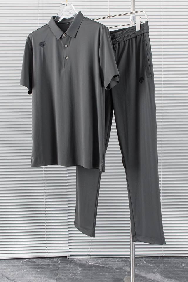 New# 迪桑特 24Ss春夏新品套装#[Polo短袖+长裤]进口冰丝面料，手感和回弹性都很棒，摸起来很有肉感，给你轻盈舒适的穿着体验，不起球不掉色，穿上就不想