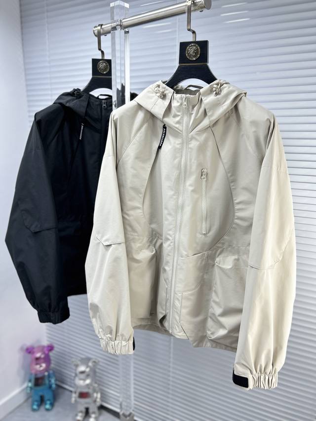 Bal*巴黎世家 Ss24春款夹克外套。采用客供高密度精材质面料，软糯亲肤，抗皱立挺有型，品牌字母logo，满满的时尚感；适合多种穿搭风格；一款不挑年纪的外套。