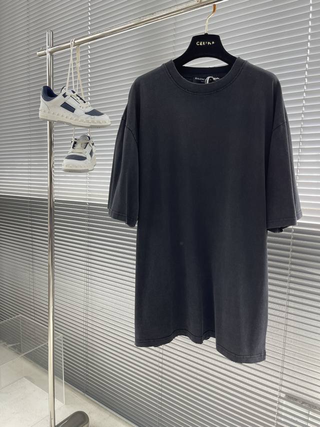 Balenciag 新款t恤，面料采用顶级原版精梳棉洗水面料，数码直喷印花，洗水磨破工艺，顶级的做工，高端品质。 男女同款，尺码 Xs-L