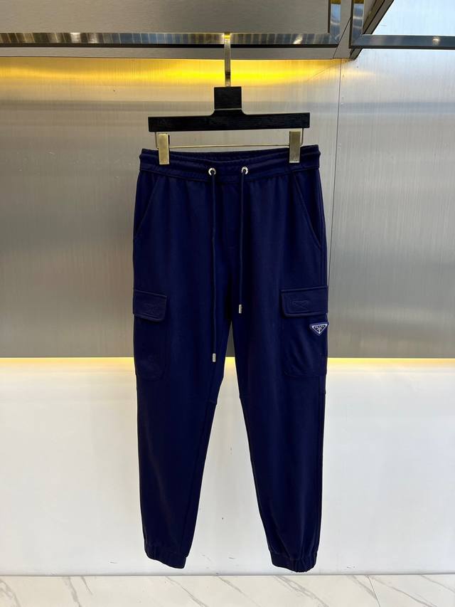 Prad普拉、24S新款logo休闲运动裤束脚口袋工装系列卫裤，这一件百搭卫裤，简约又有腔调 整条休闲裤的设计风格简洁时尚，面料100%棉质成分的，厚度适中触感