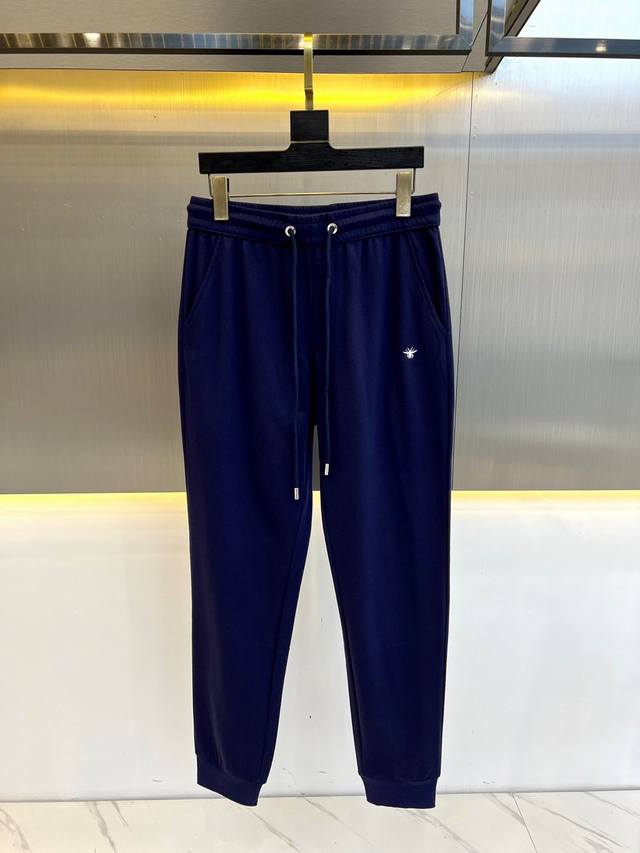 Dio迪奥、24S新品男士抽绳运动卫裤，全新发布新款定制，细节一丝不苟，打造出了常青树的百看不腻以及舒适百搭。休闲运动裤作为随时随地男人都能穿搭的时尚单品之一，
