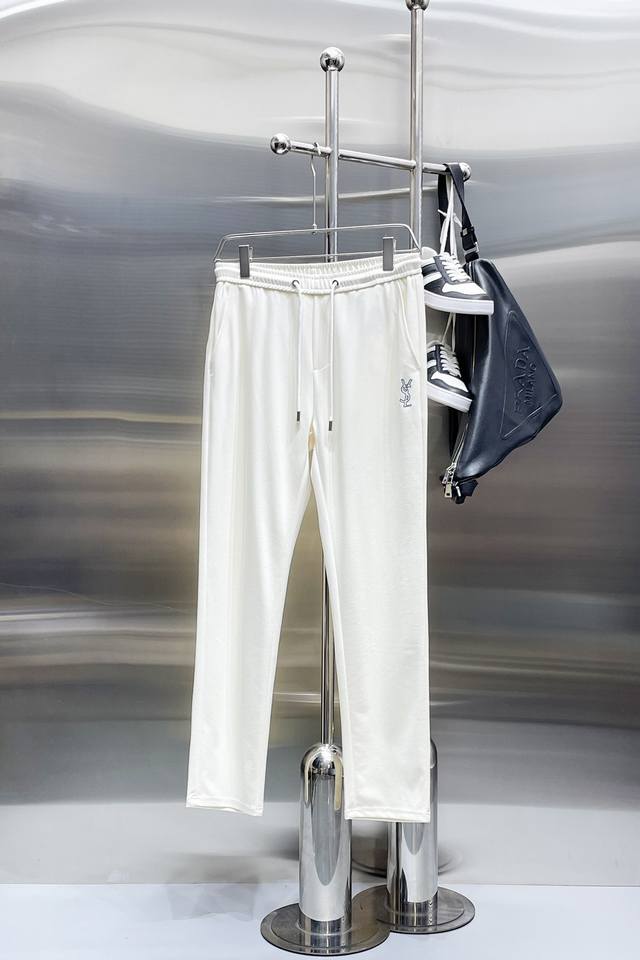 Ysl 2024春夏新款休闲裤！官网同步发售。品牌经典logo休闲裤 ，定制面料，舒适度极好，手触感强烈。辨识度极高，完美品相工艺。 尺码：M-3Xl