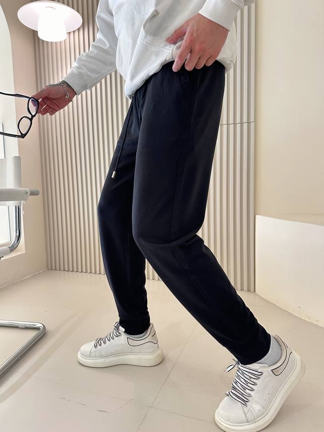 华伦天奴 2024早春新款休闲裤！官网同步发售。品牌经典logo休闲裤 ，定制面料，舒适度极好，手触感强烈。辨识度极高，完美品相工艺。 尺码：M-3Xl