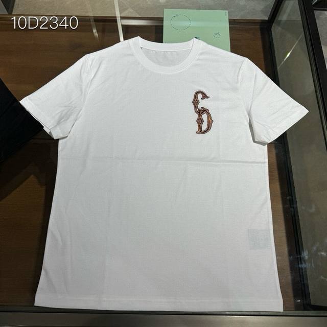 B168028# 上新，D#Or标识剌绣细节棉质t恤衫。订织全棉面料质感好，面料舒适亲肤。颜色:黑，白色。尺码:S-M-L-Xl-Xxl。