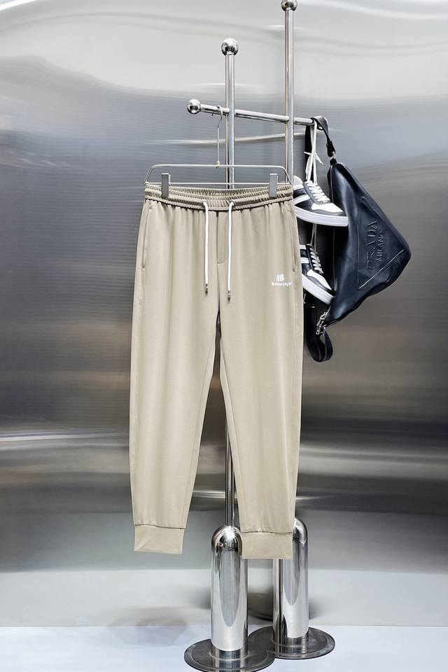 巴黎世家 2024春夏新款休闲裤！官网同步发售。品牌经典logo休闲裤 ，定制面料，舒适度极好，手触感强烈。辨识度极高，完美品相工艺。 尺码：M-3Xl