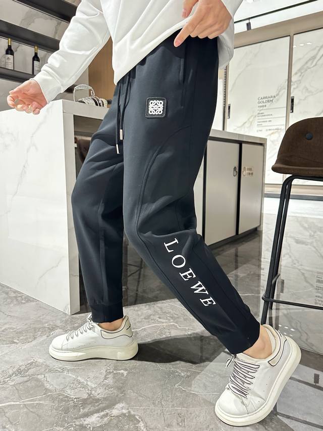 罗意威 2024春夏新款休闲裤！官网同步发售。品牌经典logo休闲裤 ，定制面料，舒适度极好，手触感强烈。辨识度极高，完美品相工艺。 尺码：M-3Xl