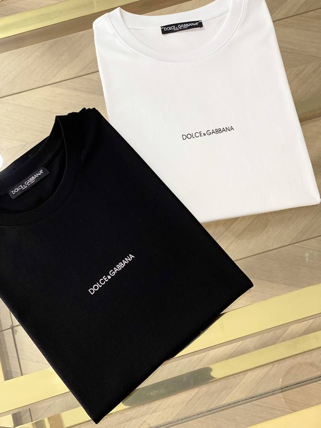 Dolce & Gabbana，2024春夏新品，时尚休闲圆领短袖t恤，专柜同步有售，原单狠货，采用进口原版面料，顶级印花工艺字母图案logo，彰显着时尚的魅力
