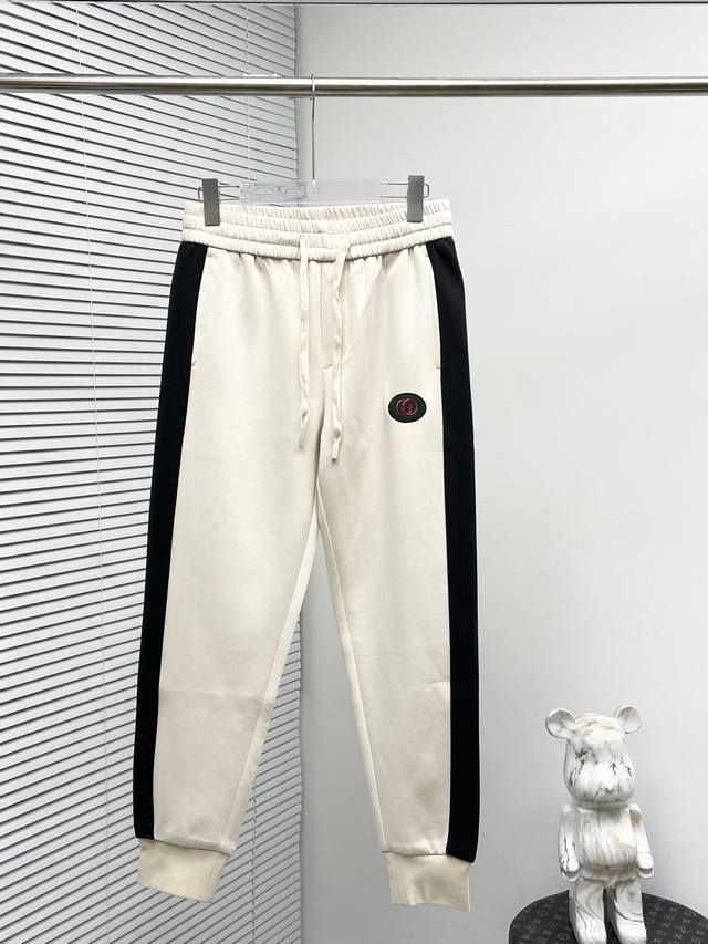 Gucc1 2024春季新款休闲裤！官网同步发售。品牌经典logo休闲裤 ，定制面料，舒适度极好，手触感强烈。辨识度极高，完美品相工艺。 尺码：M-3Xl