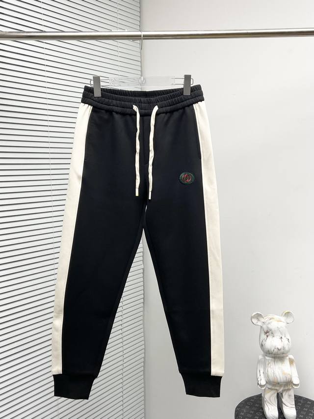Gucc1 2024春季新款休闲裤！官网同步发售。品牌经典logo休闲裤 ，定制面料，舒适度极好，手触感强烈。辨识度极高，完美品相工艺。 尺码：M-3Xl
