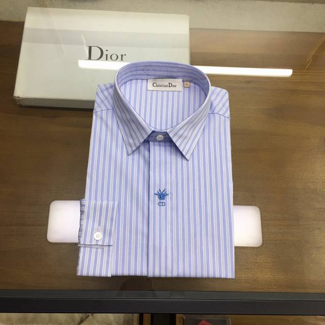 新品 D.Ior 2024季男士高端长袖衬衫！ 版型：高端的时尚美学设计结合立体裁剪的版型，使穿着更具舒适性和观赏性。 面料：甄选的顶级瑞士alumo阿鲁姆公司