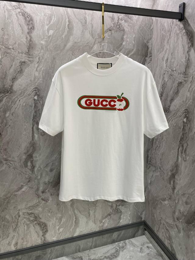 Gucci# 24春夏顶级专柜同步短袖t恤 3标齐全 采用客供进口100%-32支双股新疆棉面料制成，专柜原版面料，品牌辨识度超级强，高街与精致风情十足，绝对能