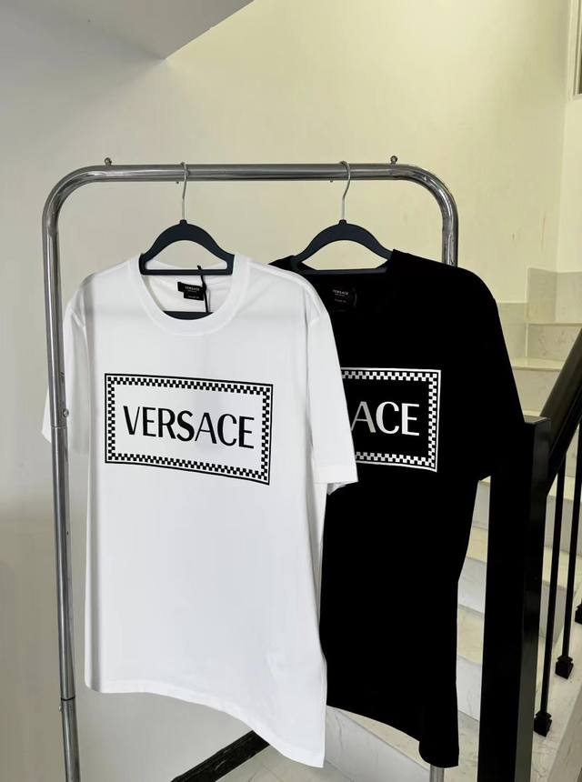 Versace 2024新品高温压胶字母图案系列1978经典精品，Versace字样logo图案，定制专属80支双股长绒棉面料，舒适透气 不易变形。 颜色：黑，