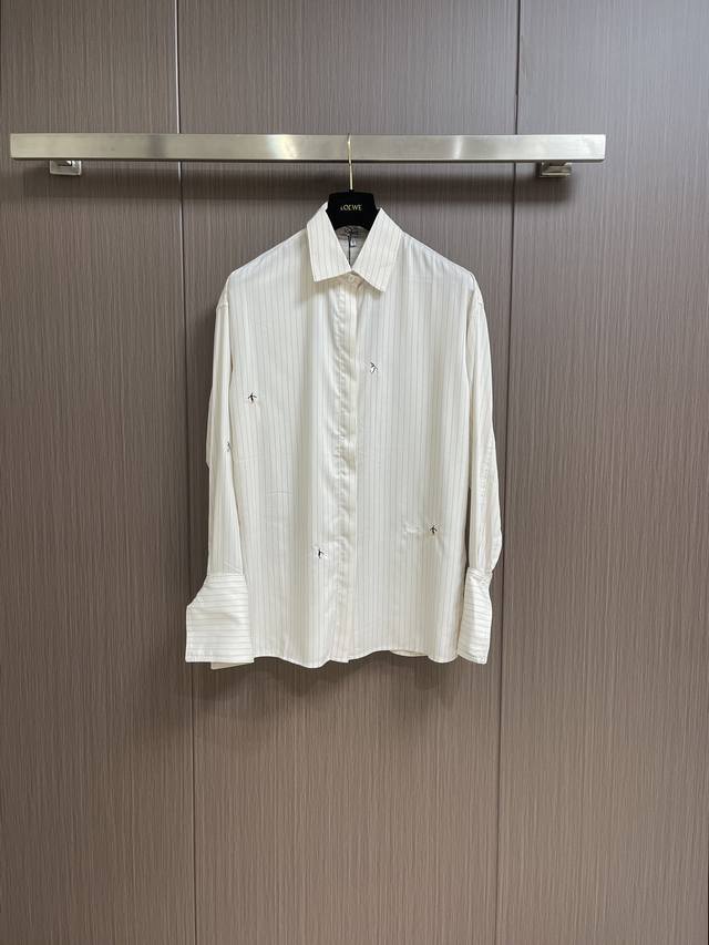 Loewe 丝绸和棉质企鹅图案衬衫，轻质顺滑丝绸和fil Coupe棉质衬衫。衬衫为loewe X Suna Fujita 合作系列的作品。尺码：S-M-L