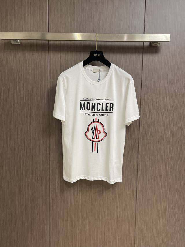 Moncler Logo短袖丝光棉短袖t恤 以其立体字母印花和牙刷毛刺绣logo，展现出品牌的个性魅力。丝光棉材质，使得穿着更加舒适透气，宽松的版型设计，适合各