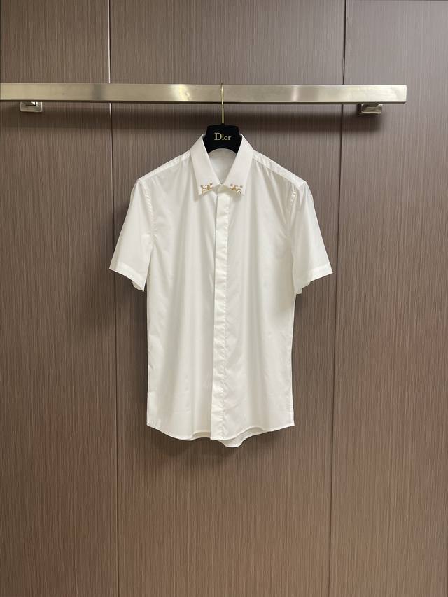 Dior 2024Ss春夏新款白色精纺轻薄棉质翻领衬衣，该款衬衫来自品牌最新系列，美式与法式的相结合，呈现出独特具有时代时尚魅力，潮流且融入高订精神态度！这款衬