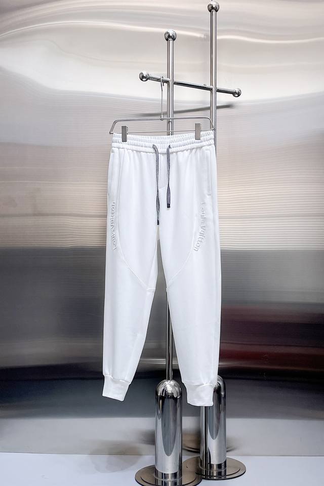 Lv 2024春季新款休闲裤！官网同步发售。品牌经典logo休闲裤 ，定制面料，舒适度极好，手触感强烈。辨识度极高，完美品相工艺。 尺码：M-3Xl
