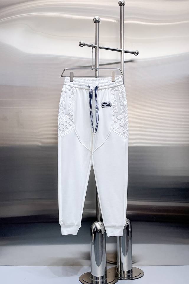 迪奥 2024春季新款休闲裤！官网同步发售。品牌经典logo休闲裤 ，定制面料，舒适度极好，手触感强烈。辨识度极高，完美品相工艺。 尺码：M-3Xl
