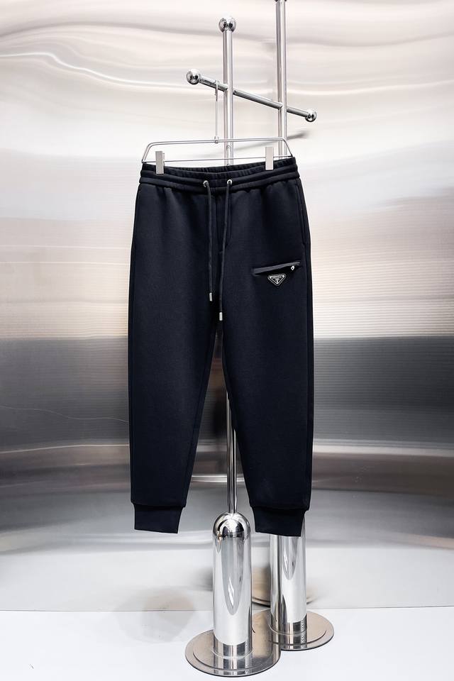 普拉达 2024春季新款休闲裤！官网同步发售。品牌经典logo休闲裤 ，定制面料，舒适度极好，手触感强烈。辨识度极高，完美品相工艺。 尺码：M-3Xl